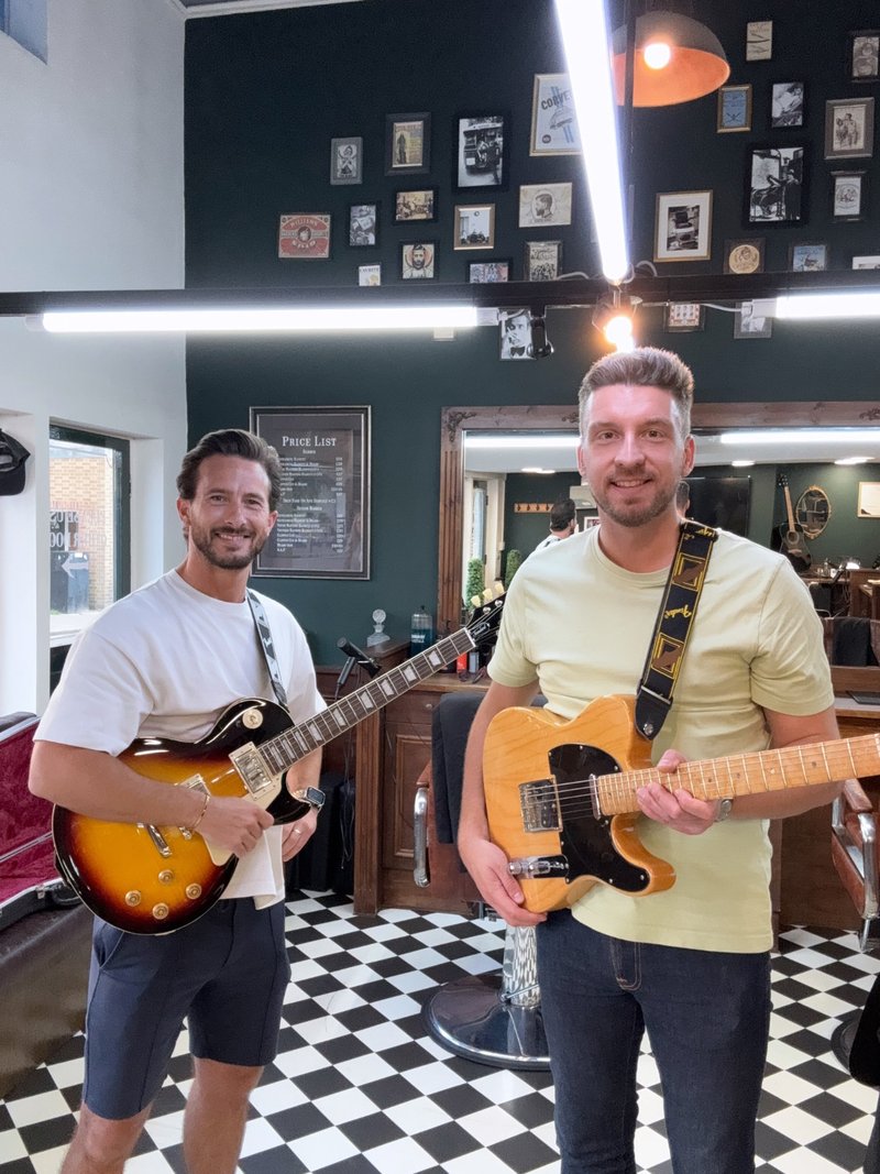 Tom Ryder teaching guitar to a student at a lesson